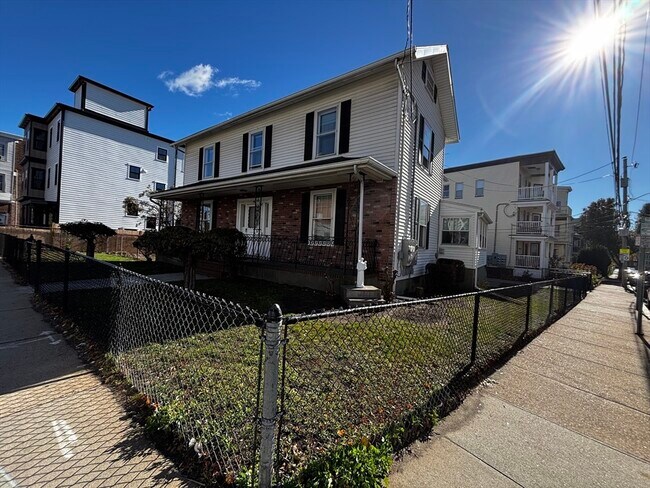 Building Photo - 198 Washington St Unit 1