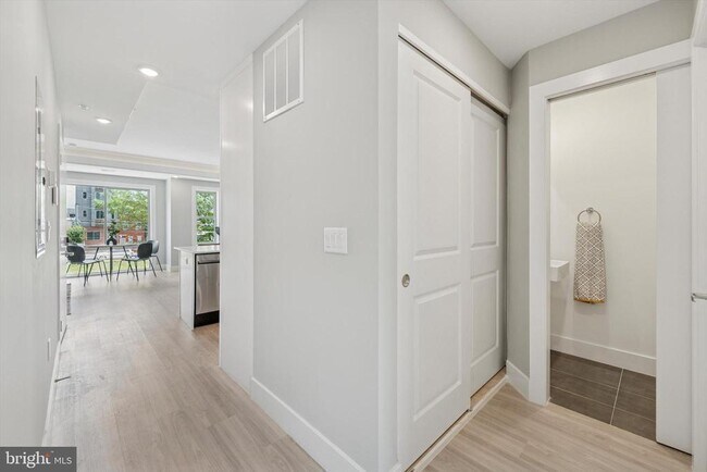 Building Photo - 2401 N 2nd St Unit F3