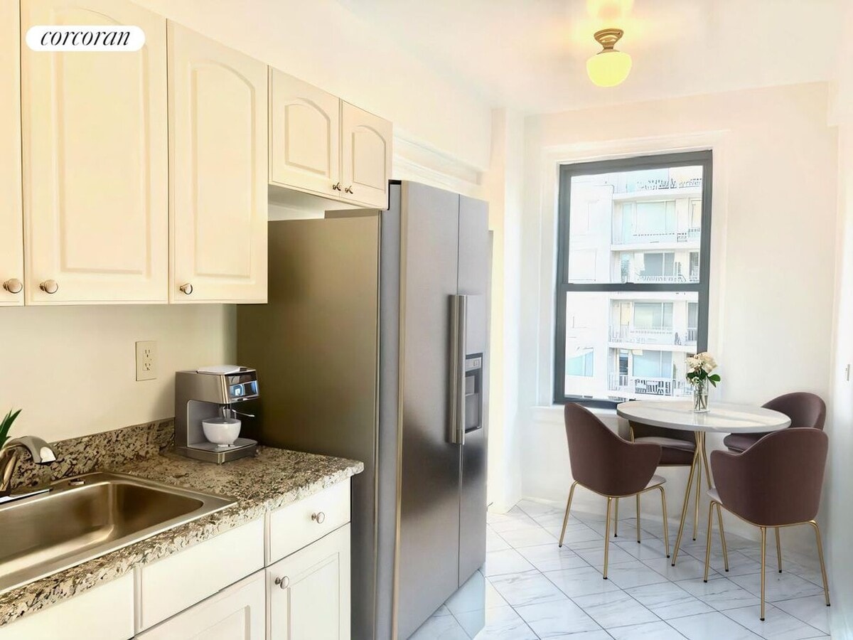 Photo - 210 E 68th St