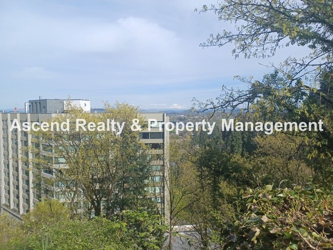 Photo - Stunning Views! 2 Level Condo Minutes to Downtown & PSU Incl Water/Sewer/Garbage & Parking Unidad 8