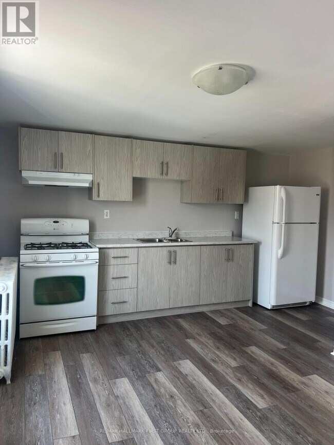 Photo - 730 Simcoe St S Unit 4