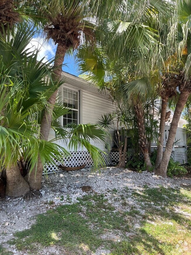 Building Photo - Large home on corner lot!
