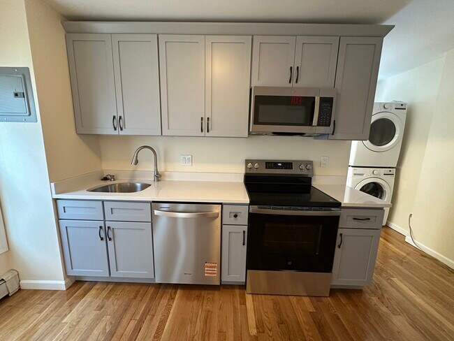 Building Photo - 387 Somerville Ave Unit B2