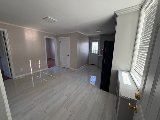 Entrada / Comedor - 242 Glenhill Ave Unidad 3rd Floor