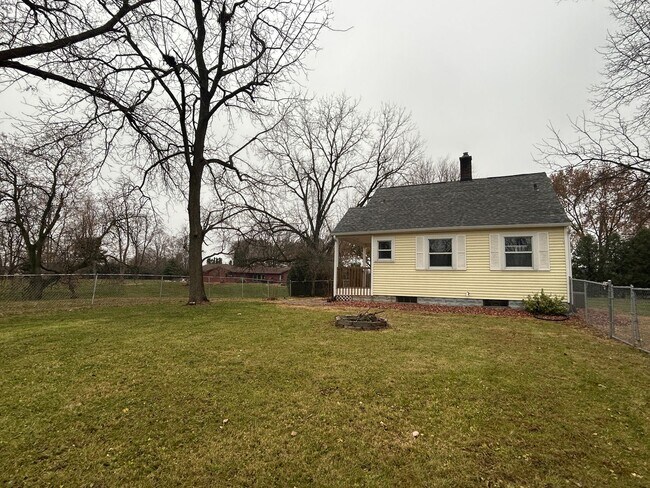 Photo - Private 2 bedroom 1 bath bungalow in Davenport