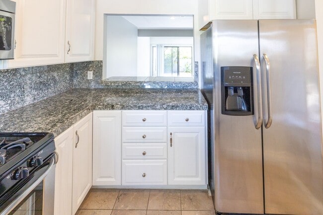 Photo - Beautiful End Unit Townhouse