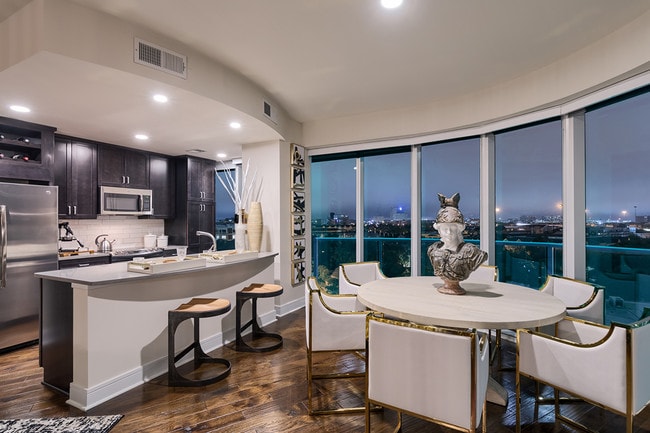 Cocina, Sala de estar con vistas increíbles, pisos de madera noble y ventanas del piso al techo