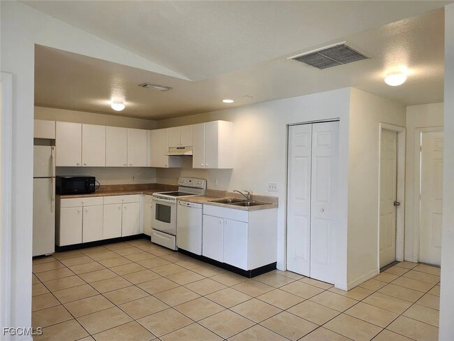 Photo - 1122 Harry Ave S