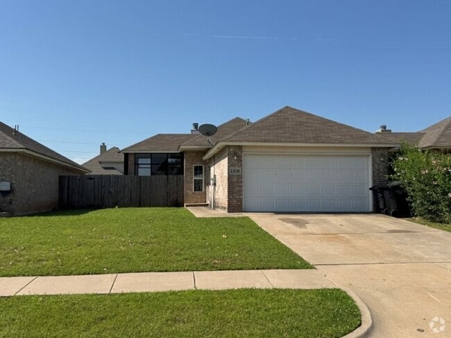 Building Photo - 3 bed in Moore schools new paint, ready fo... Rental