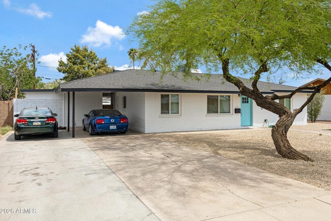 Photo - 536 W 18th St