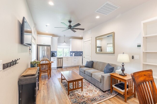 Building Photo - Charming Fully Furnished 1 Bedroom, 1 Bath... Rental
