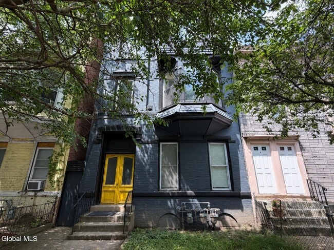 Building Photo - 379 3rd St Unit 1