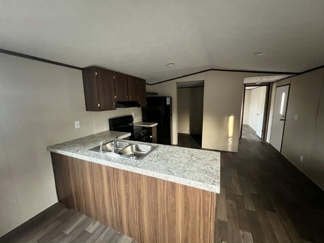 Photo - 57 Tower Manor Cir W