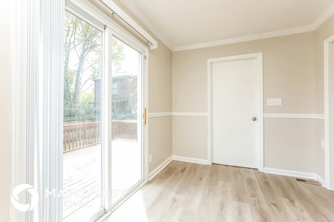 Photo - 209 W Bledsoe St