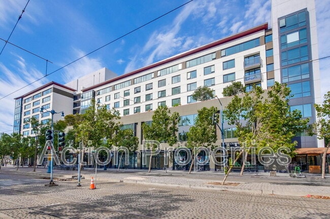 Building Photo - 260 King St