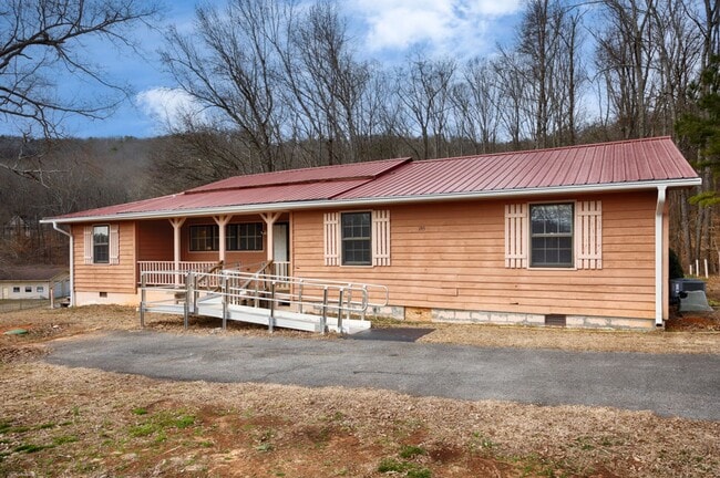 Photo - Spacious & Charming in Scottsboro!