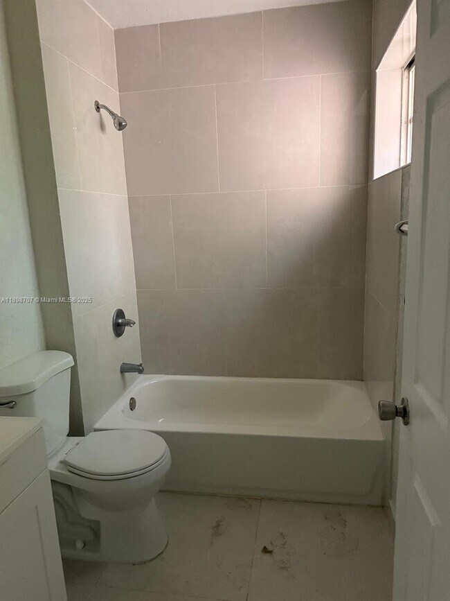 Photo - 650 SW 11th St