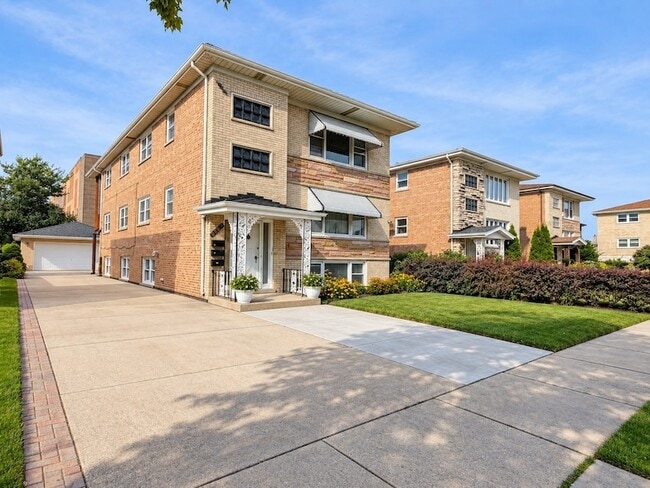 Building Photo - 8608 W Carmen Ave Unit 2