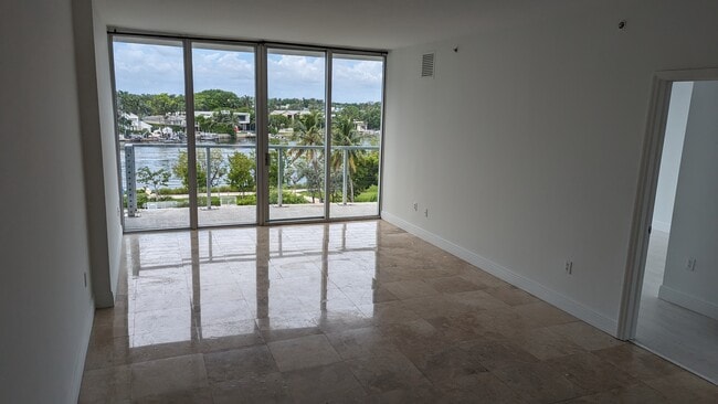 Building Photo - 6305 Indian Creek Dr Unit 5A