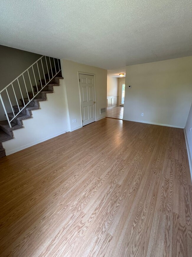Photo - Spacious 2 Bed, 1.5 Bath Apartment in Prime Location