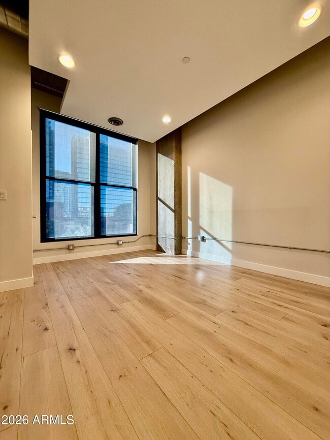 Building Photo - 21 E 6th St Unit 407