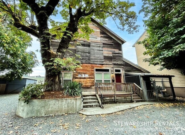 Building Photo - 600 E. 8th- Rental