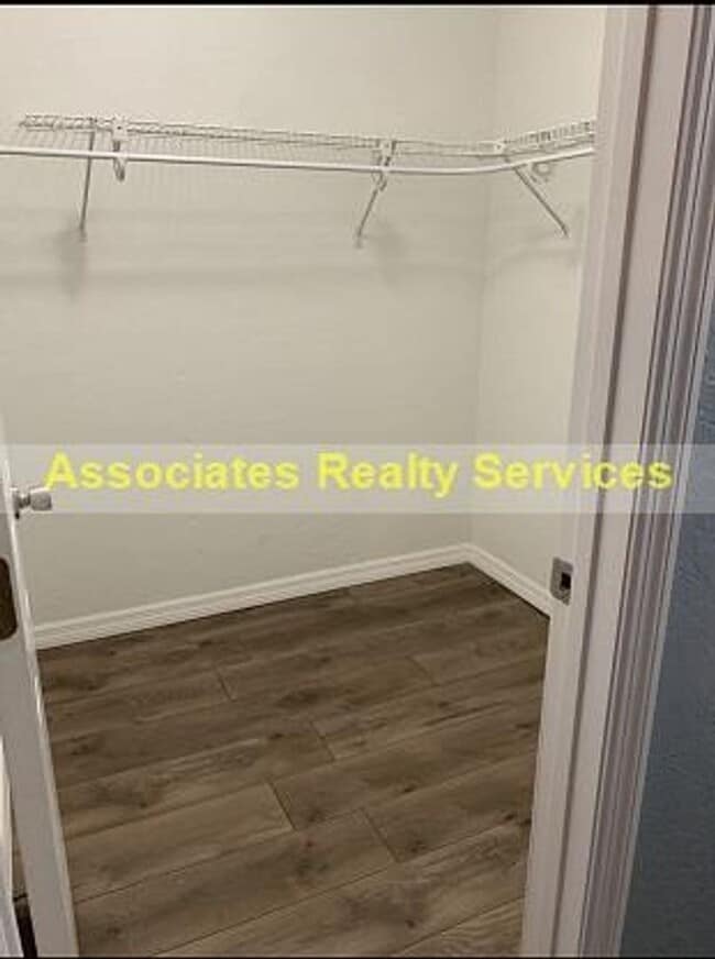 Photo - 2 Bed/2.5 bath End Unit Town home! LOOK !!!