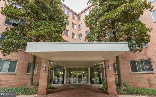 Photo - 3000 Spout Run Pkwy Apartamento Unidad B604