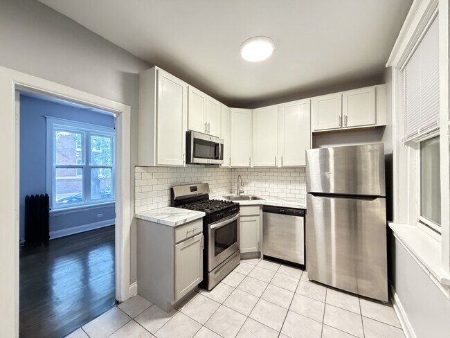 6259 N Lakewood Ave Unit 2