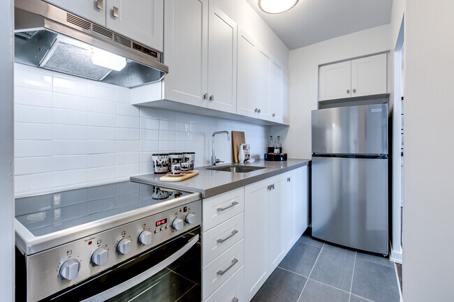 Photo - 2335 Lake Shore Blvd W