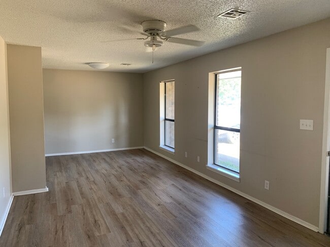 Photo - 2122 W Austin Ave
