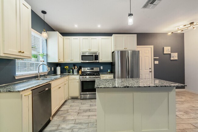 Photo - 200 Wallen St