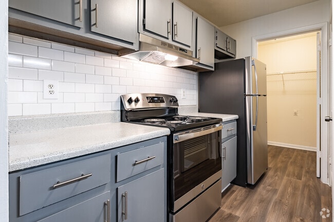 2BR, 2BA - 1096SF