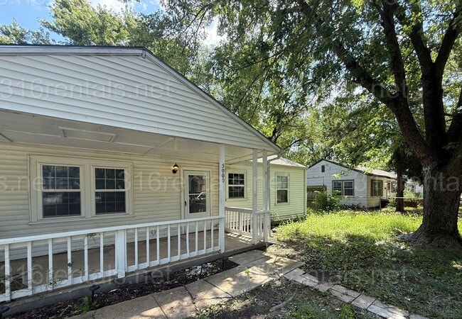 Building Photo - $1100 - 4 bedroom / 1 bathroom - Single Fa... Rental