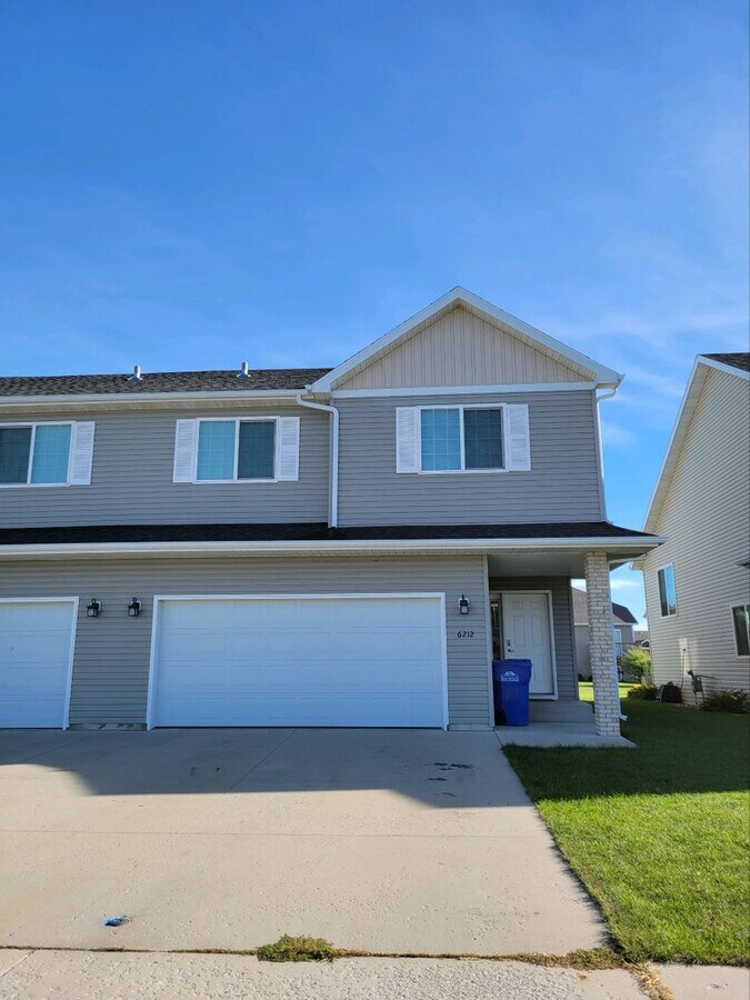 Beautiful 3 Bed 3 Bath Twin Home House Rental in Fargo, ND