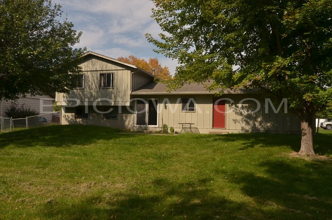 Photo - 321 Boyson Rd NE