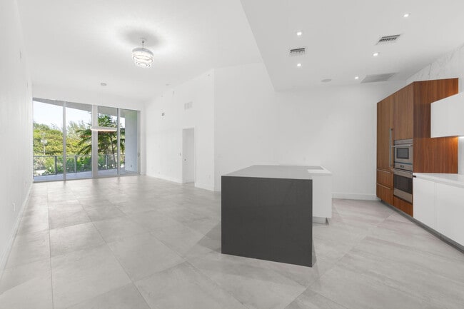 Building Photo - 701 N Fort Lauderdale Beach Blvd Unit 214