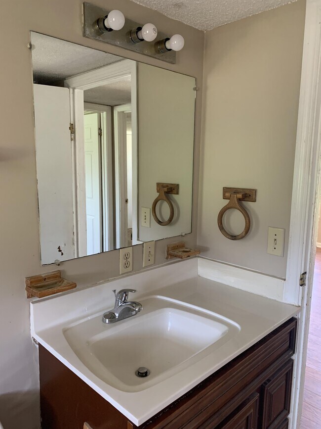 Photo - 204 Angel Ct