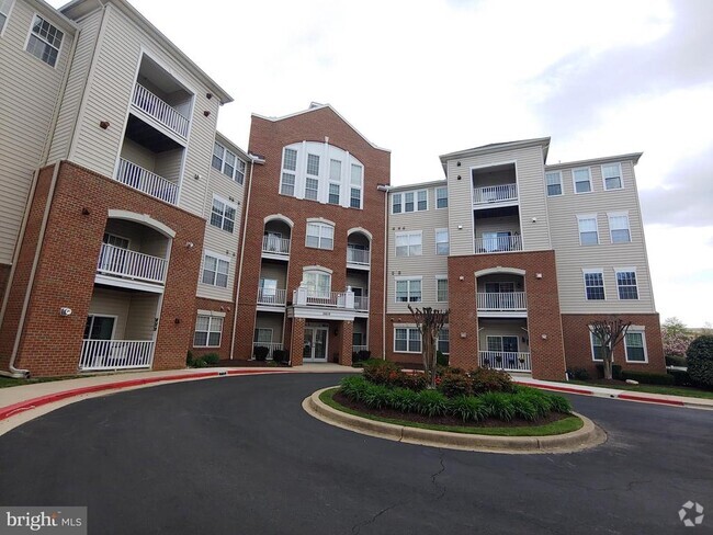 Building Photo - 2610 Chapel Lake Dr Unit 211 Rental