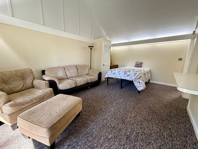 Building Photo - 130 Fairway Ave Unit 123