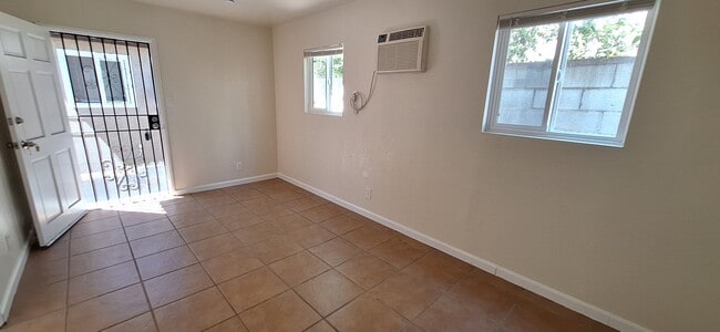 Photo - 13453 1/4 Filmore St Unidad 13457 1/2