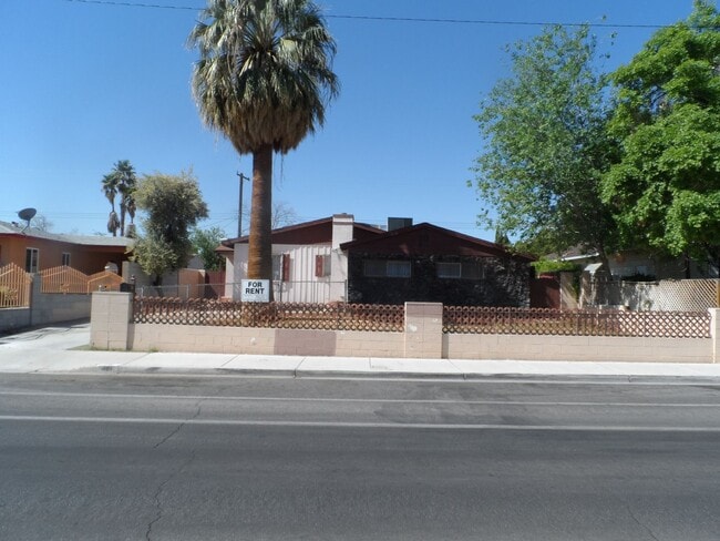 Building Photo - 3 Bedroom 1.5 Bathroom Home w/ Pool