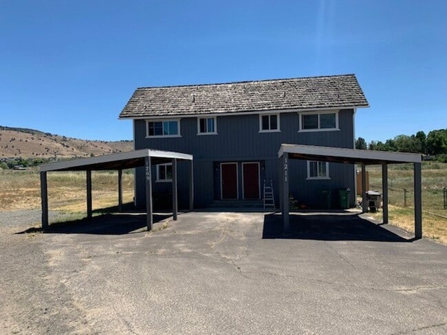 Building Photo - 1211 Summers Ln