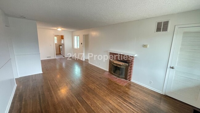 Photo - Spacious 4 BD | 2 BA with Backyard - Glads...