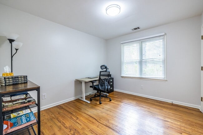 Photo - 445 Loomis Ave SE