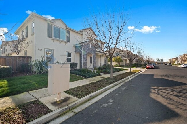 Photo - 2060 Salice Wy