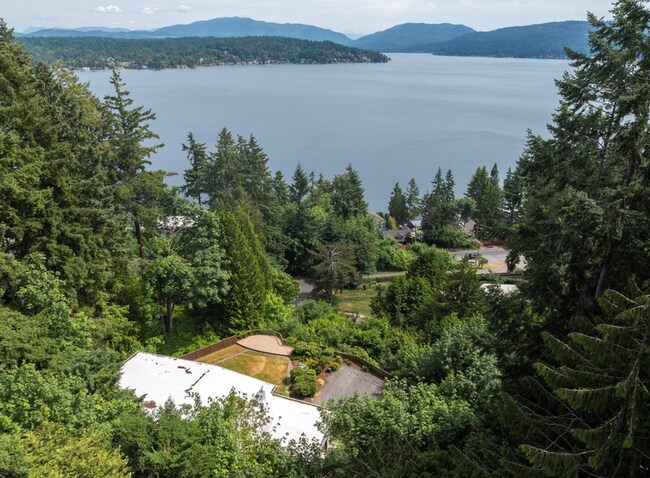 Stunning 4 bed home with Lake Sammamish Vi... - Stunning 4 bed home with Lake Sammamish Vi...