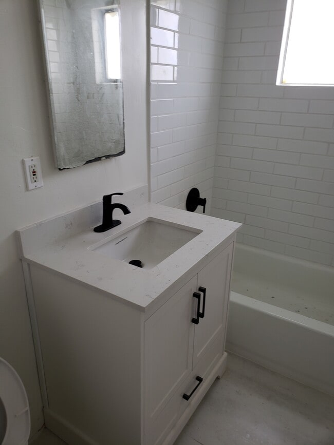 Photo - 1451 E 21st St