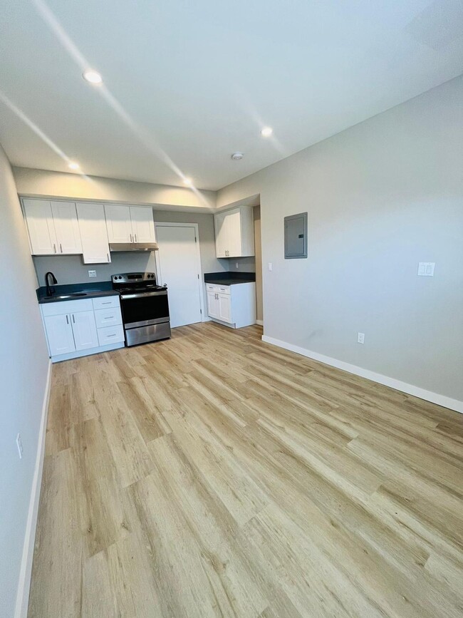 Building Photo - Newly renovated with FULL KITCHEN! Unit 18 Rental