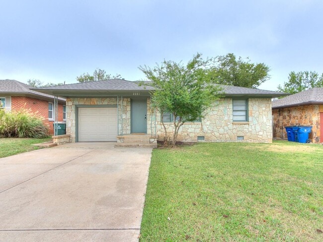 Building Photo - 2221 Churchill Pl